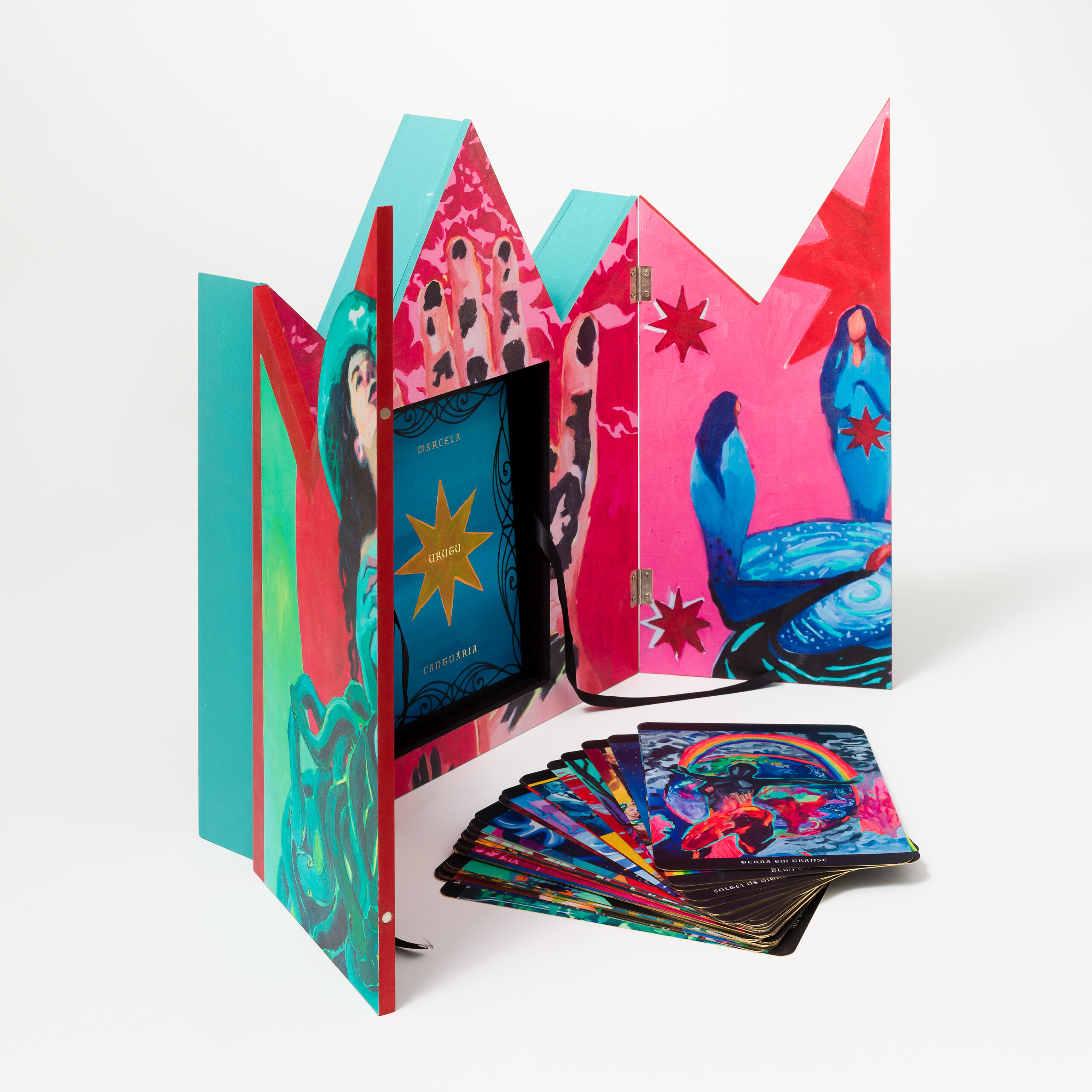 Marcela Cantuária, Urutu, 2022. Impressão digital em mdf e em papel couchê laminado,<br />
