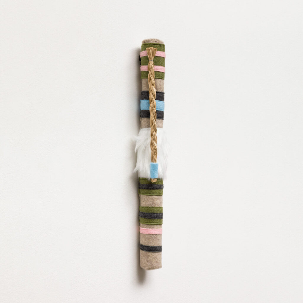 Rebecca Sharp, Spore, 2022. Madeira, feltro, tecidos variados e palha brasileira, 39 x 5 x 5 cm. Edição 15 + 4PA © Bruno Leão