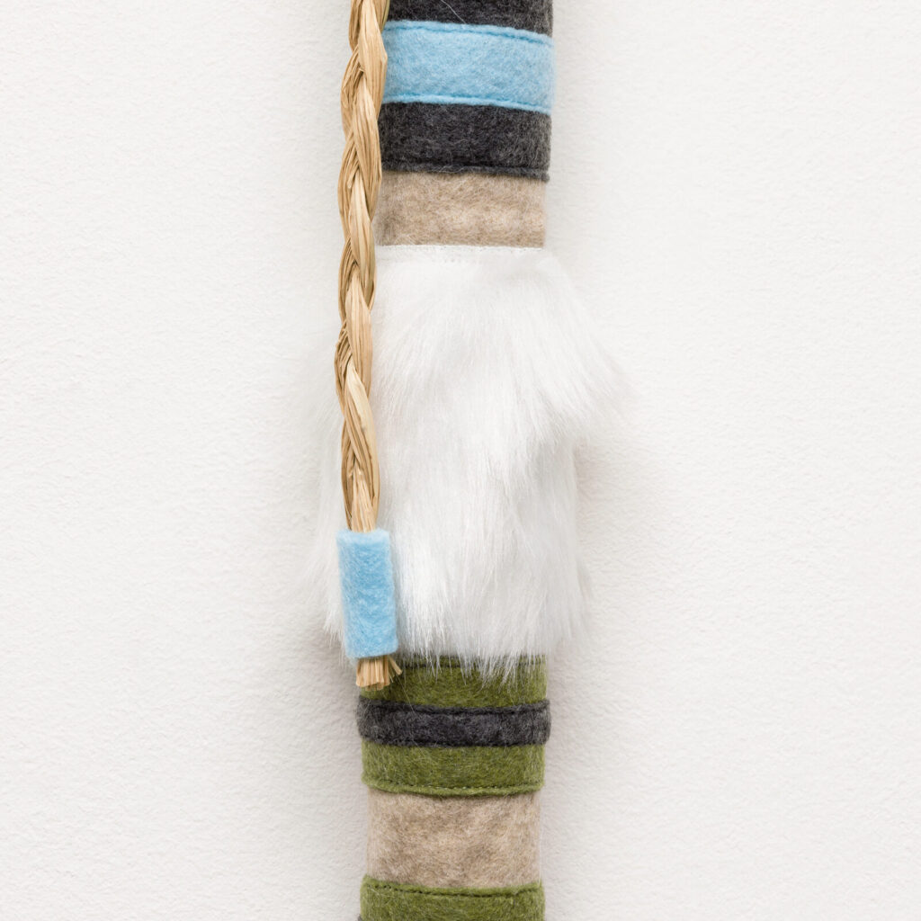 Rebecca Sharp, Spore, 2022. Madeira, feltro, tecidos variados e palha brasileira, 39 x 5 x 5 cm. Edição 15 + 4PA © Bruno Leão